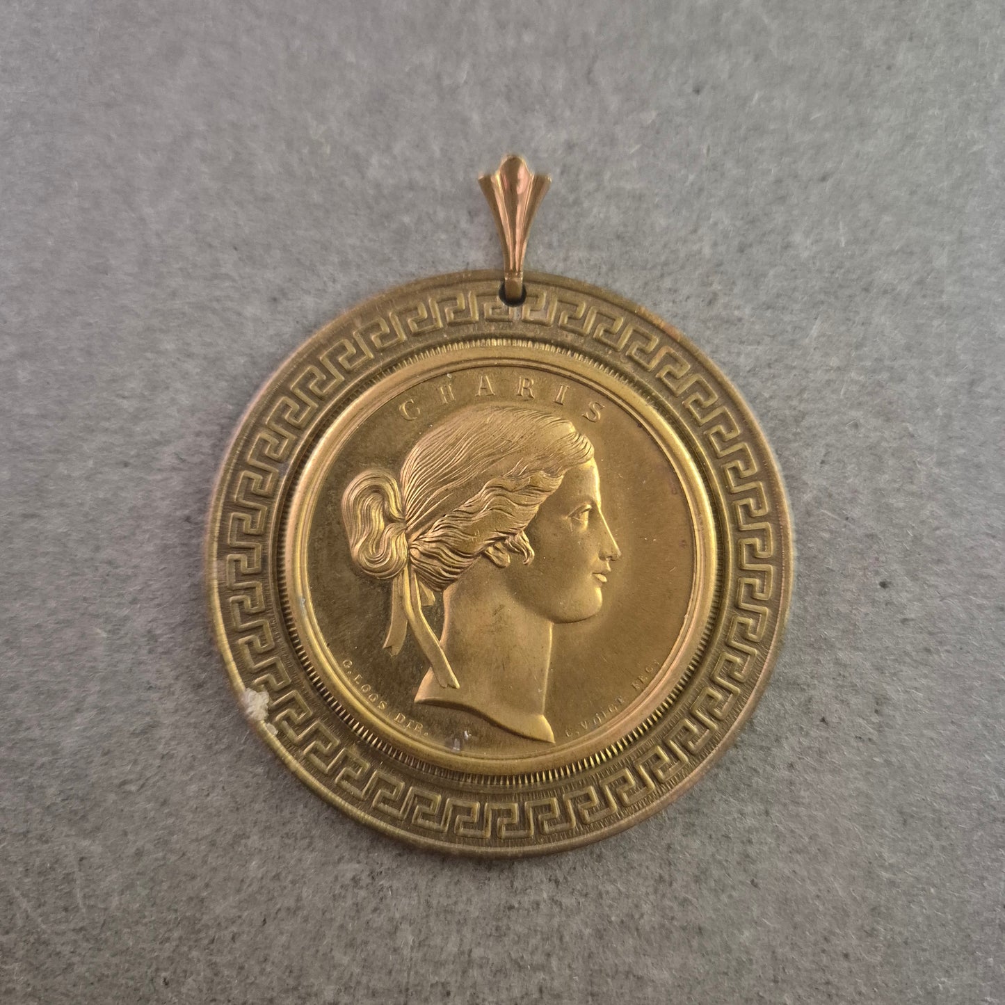 Vintage Medaillon Anhänger – Antikes Münzdesign in Goldoptik