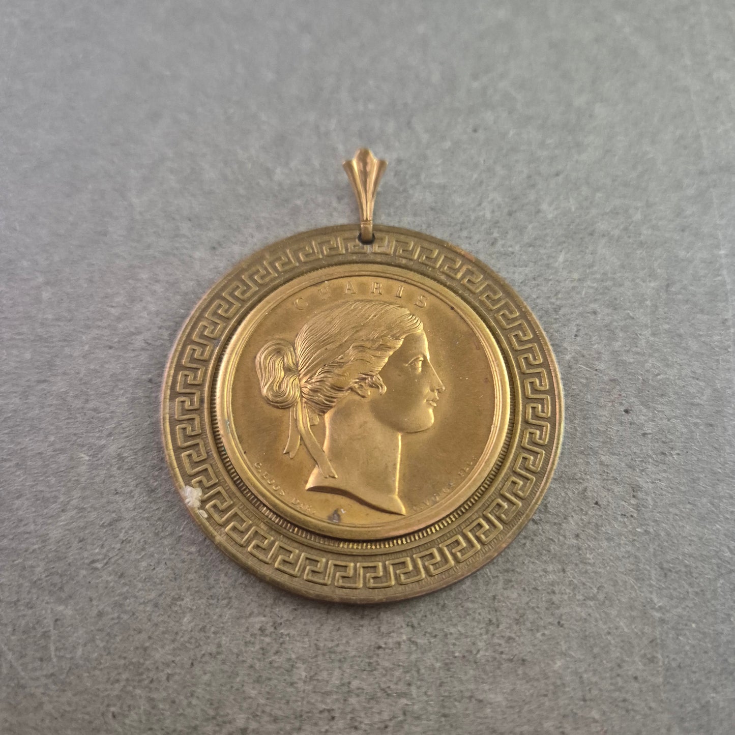 Vintage Medaillon Anhänger – Antikes Münzdesign in Goldoptik