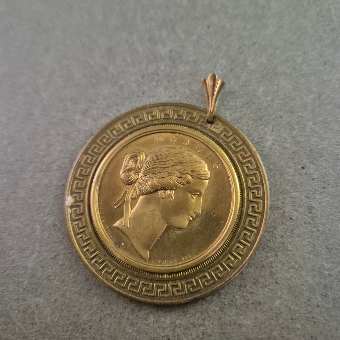 Vintage Medaillon Anhänger – Antikes Münzdesign in Goldoptik