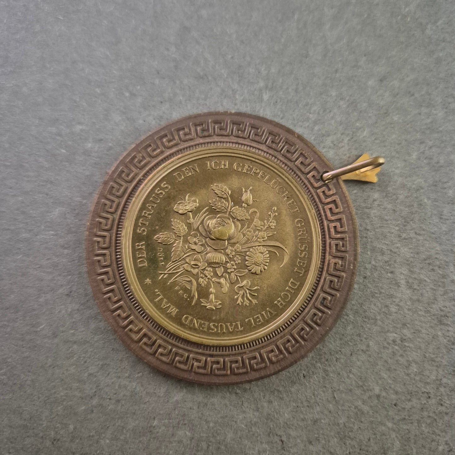 Vintage Medaillon Anhänger – Antikes Münzdesign in Goldoptik