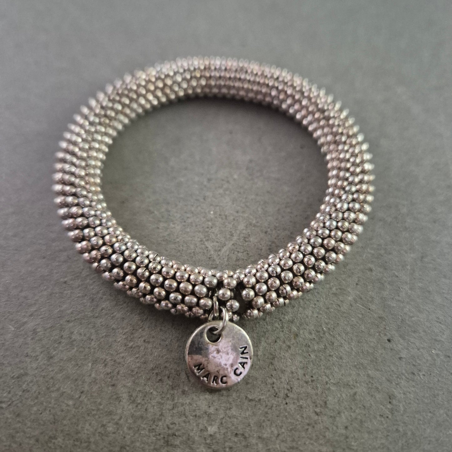 Marc Cain Armband – Silberfarbiges Kugeldesign mit Logoanhänger