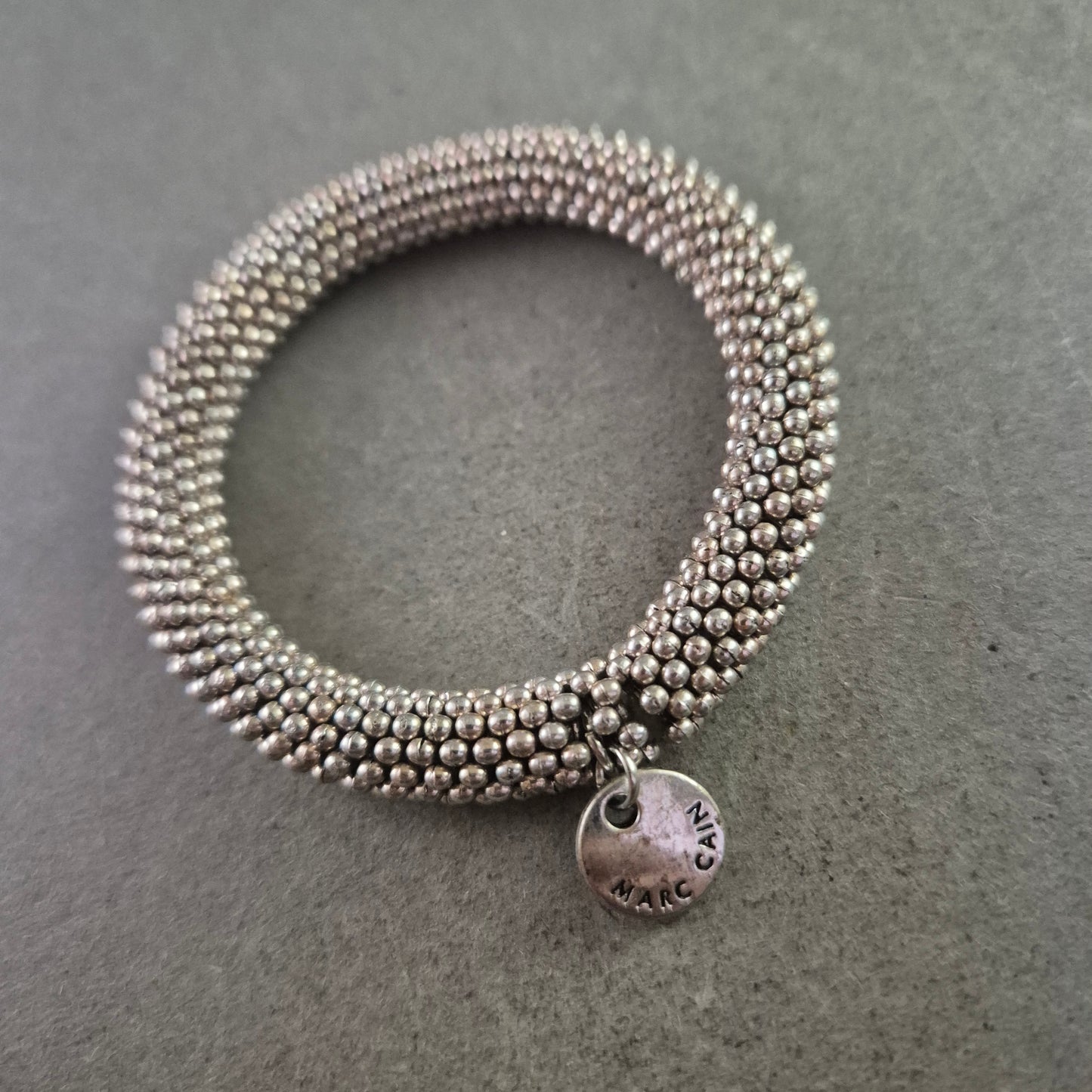 Marc Cain Armband – Silberfarbiges Kugeldesign mit Logoanhänger