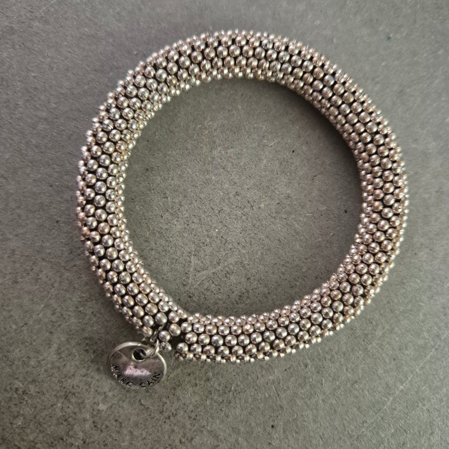 Marc Cain Armband – Silberfarbiges Kugeldesign mit Logoanhänger