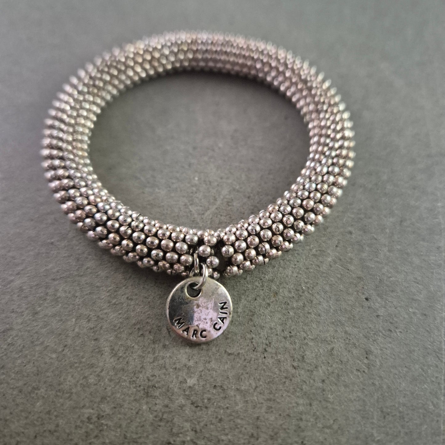 Marc Cain Armband – Silberfarbiges Kugeldesign mit Logoanhänger