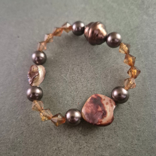 Elastisches Armband mit Perlen und Natursteinen – Braun & Kupferoptik
