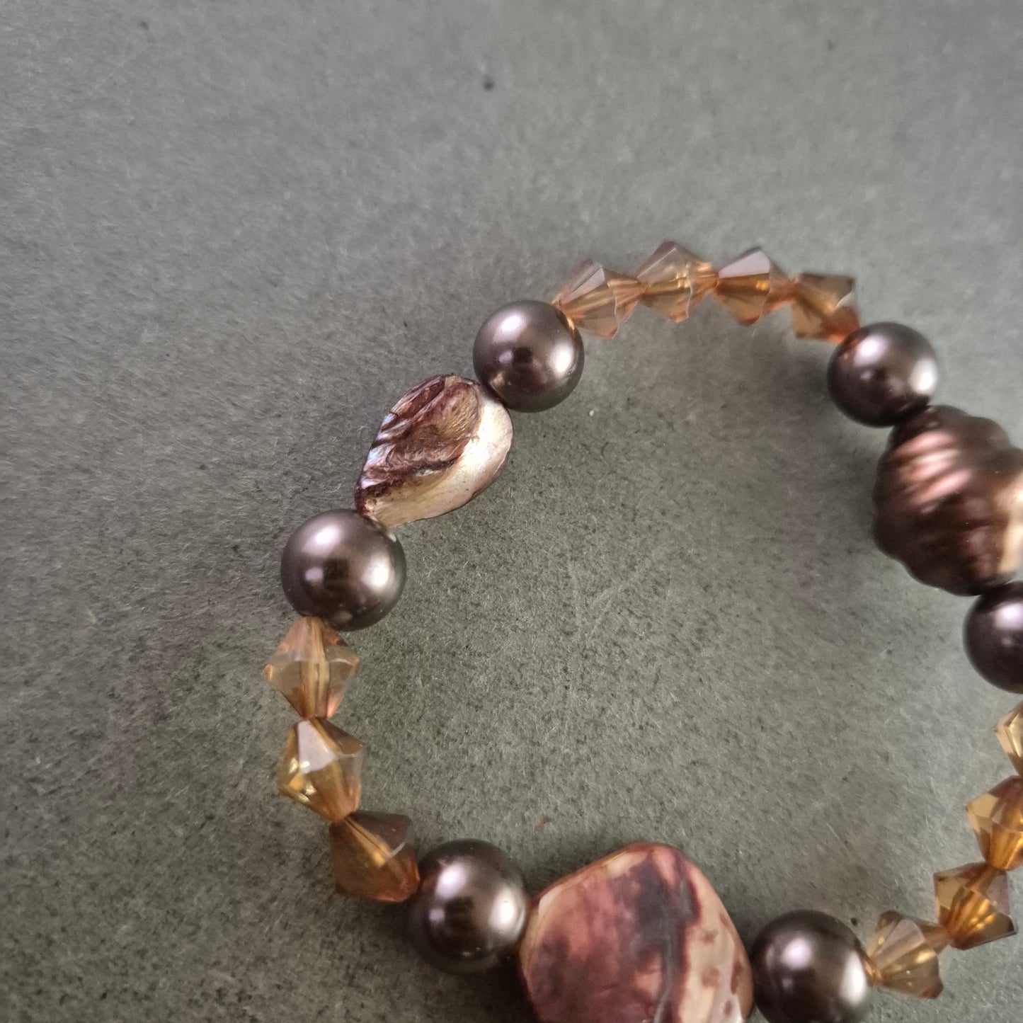 Elastisches Armband mit Perlen und Natursteinen – Braun & Kupferoptik