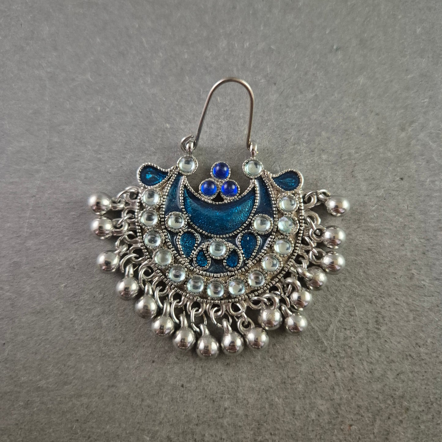 Orientalischer Ohrring mit blauem Emaille und Perlendekor