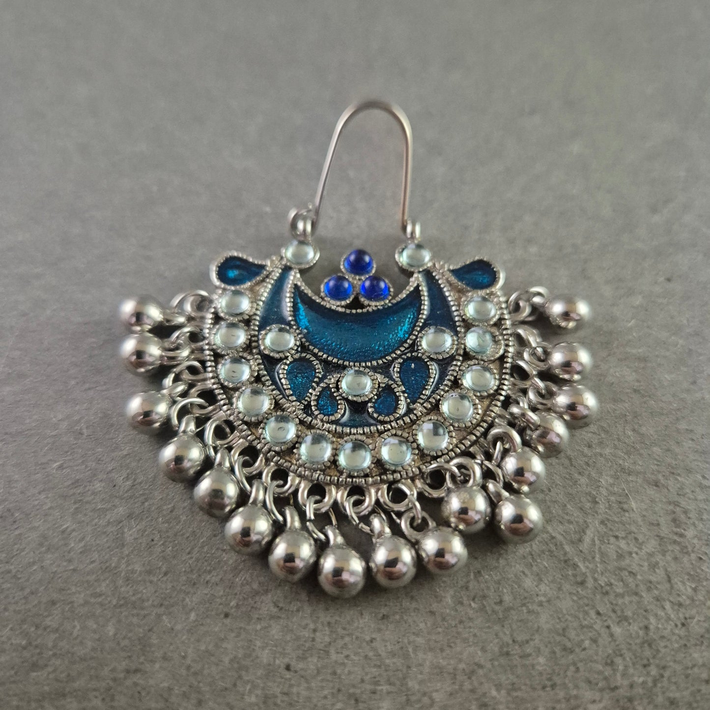 Orientalischer Ohrring mit blauem Emaille und Perlendekor