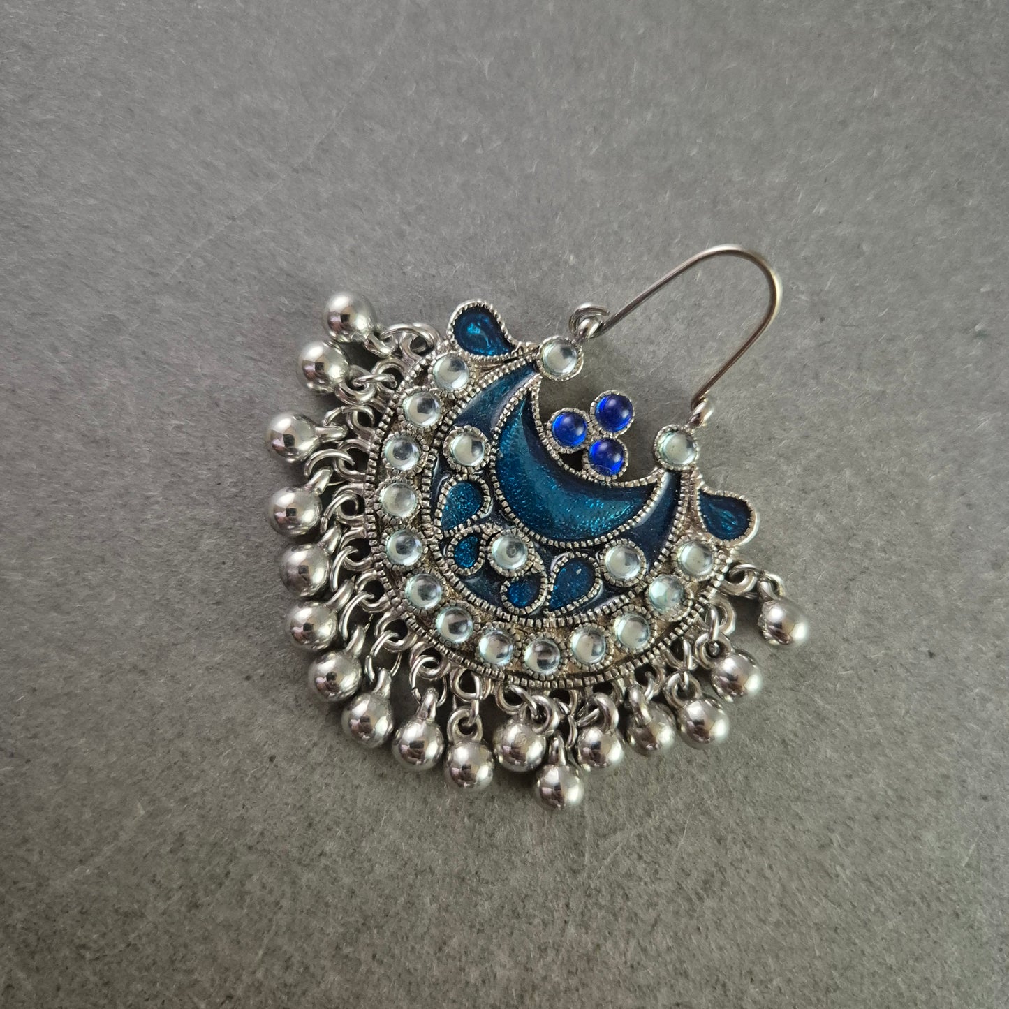 Orientalischer Ohrring mit blauem Emaille und Perlendekor