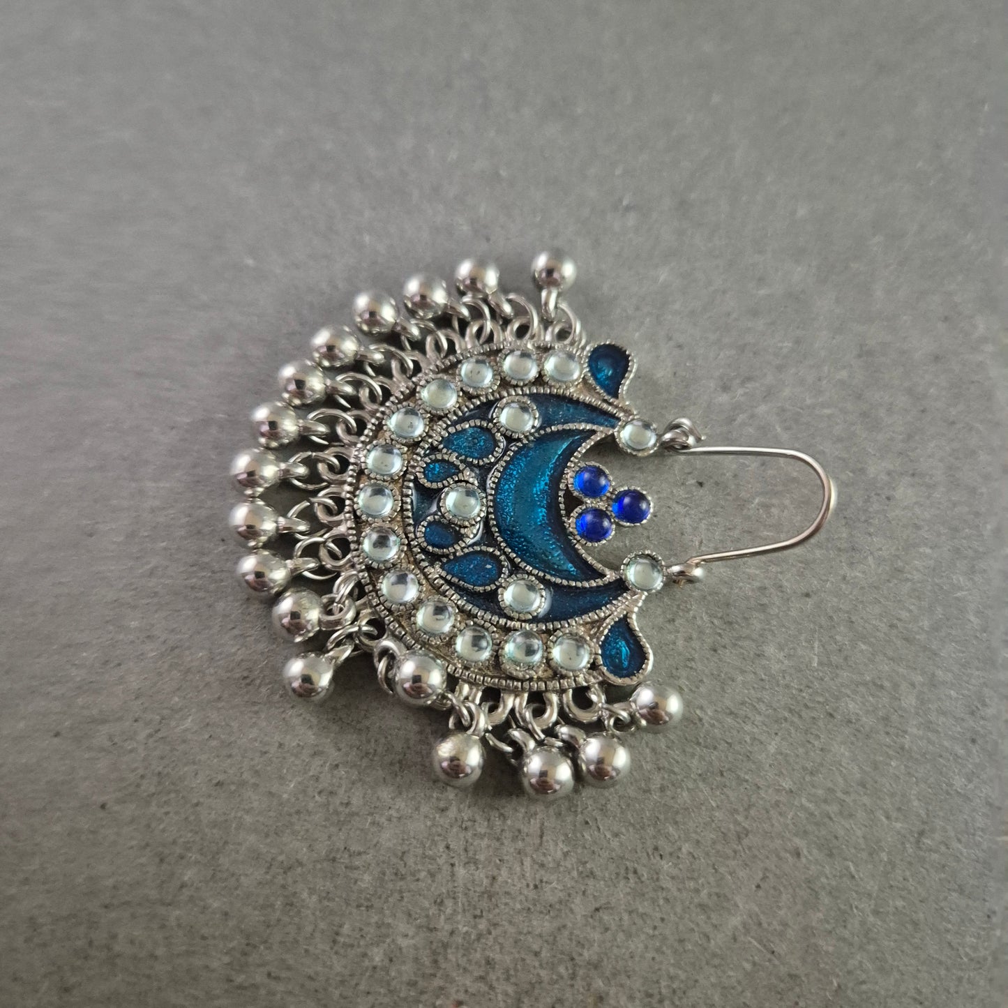 Orientalischer Ohrring mit blauem Emaille und Perlendekor