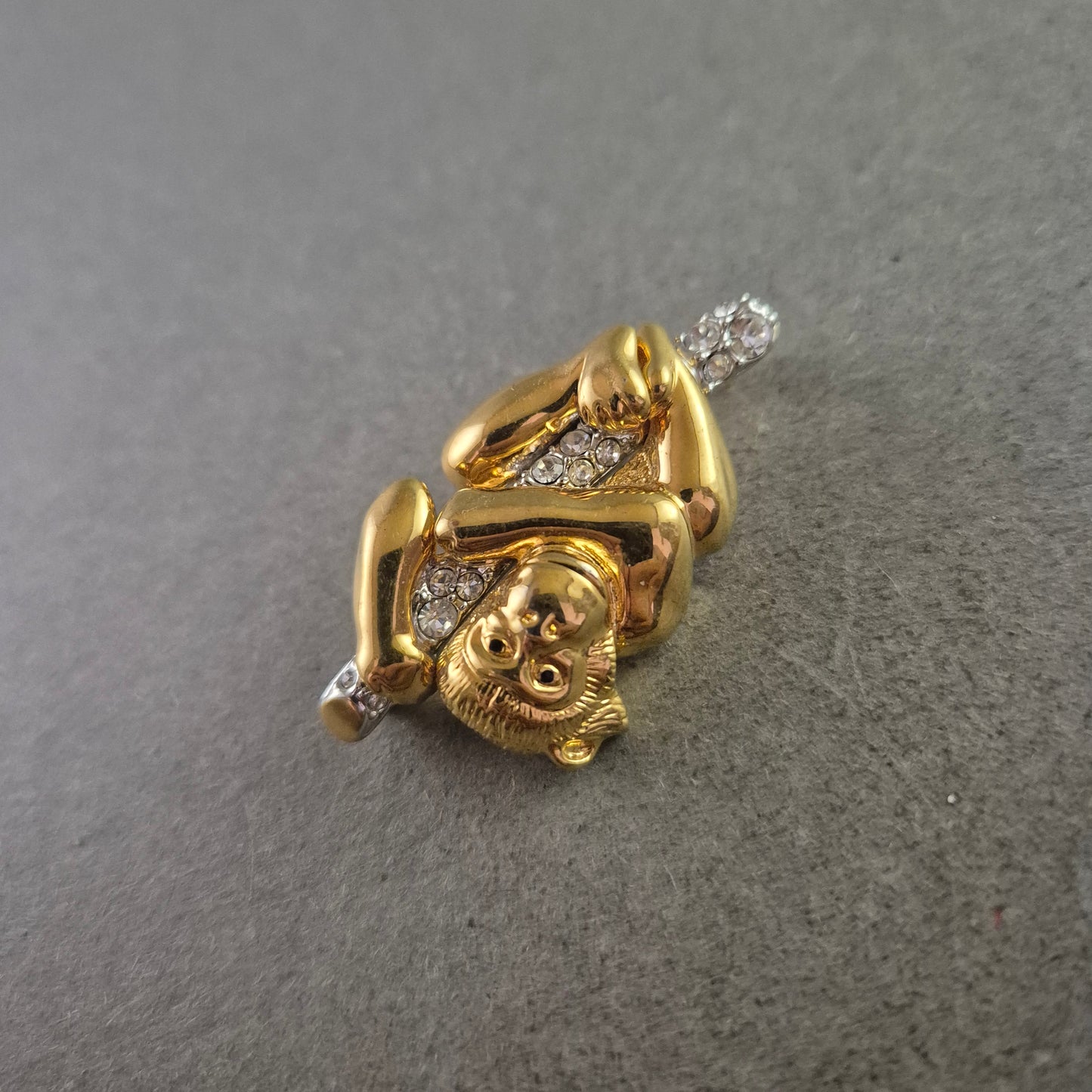 Vergoldete Affen Brosche mit Strasssteinen – Verspieltes Design