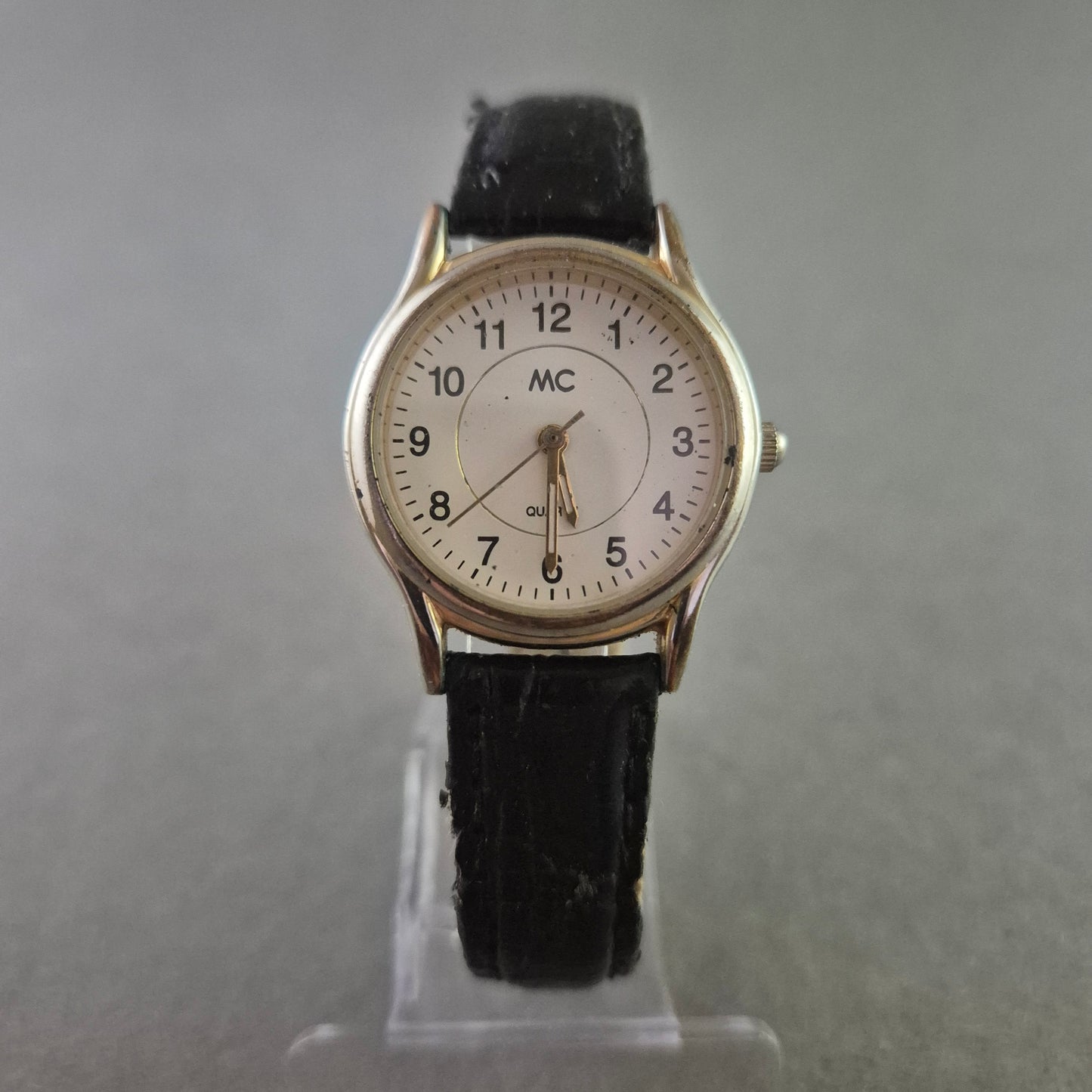 Klassische MC Damen Uhr mit schwarzem Lederarmband