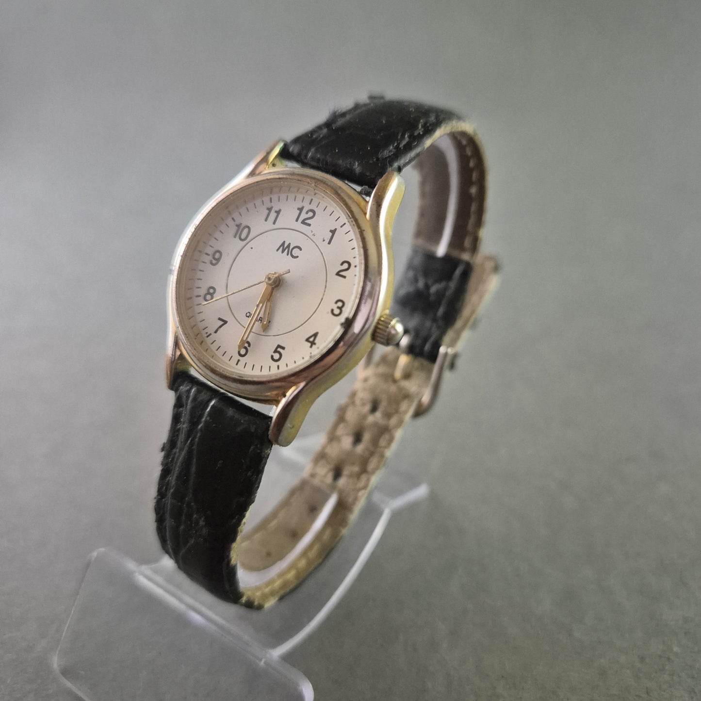 Klassische MC Damen Uhr mit schwarzem Lederarmband