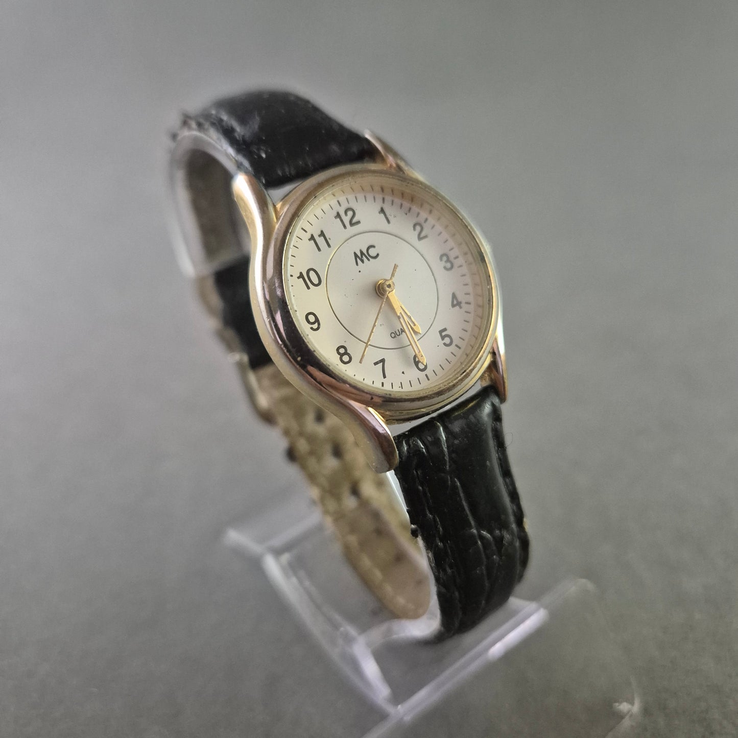 Klassische MC Damen Uhr mit schwarzem Lederarmband