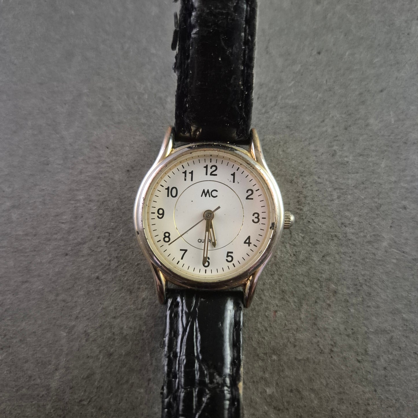 Klassische MC Damen Uhr mit schwarzem Lederarmband