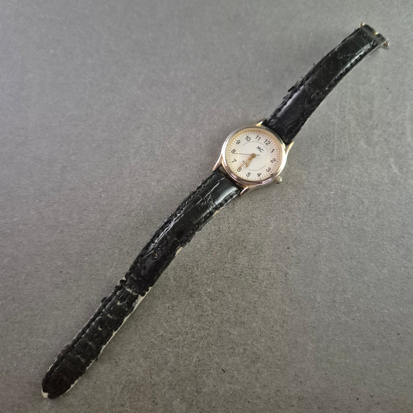 Klassische MC Damen Uhr mit schwarzem Lederarmband