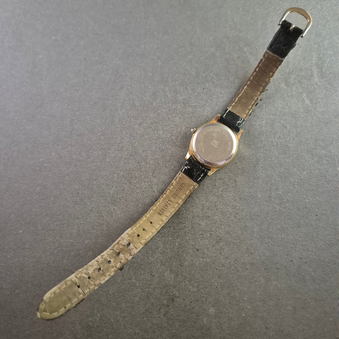 Klassische MC Damen Uhr mit schwarzem Lederarmband