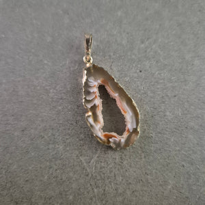 Anhänger mit Achatdruse – Tropfenform in Natursteinoptik