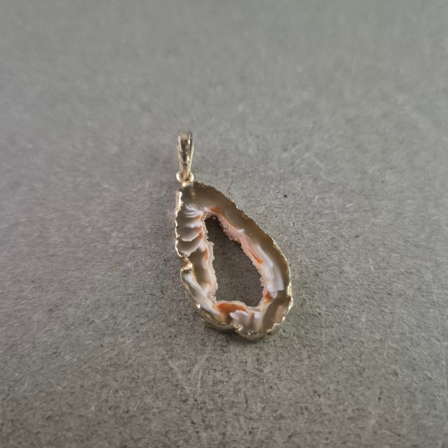 Anhänger mit Achatdruse – Tropfenform in Natursteinoptik