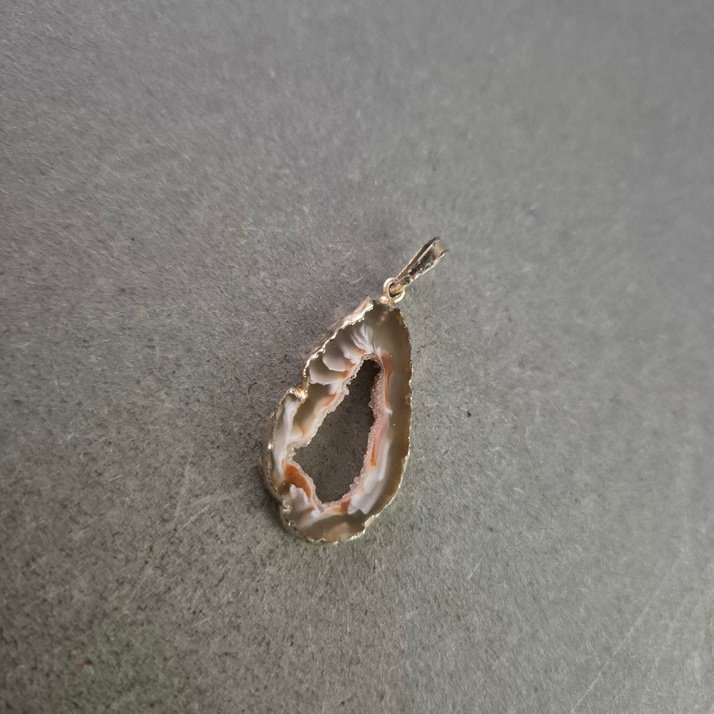 Anhänger mit Achatdruse – Tropfenform in Natursteinoptik