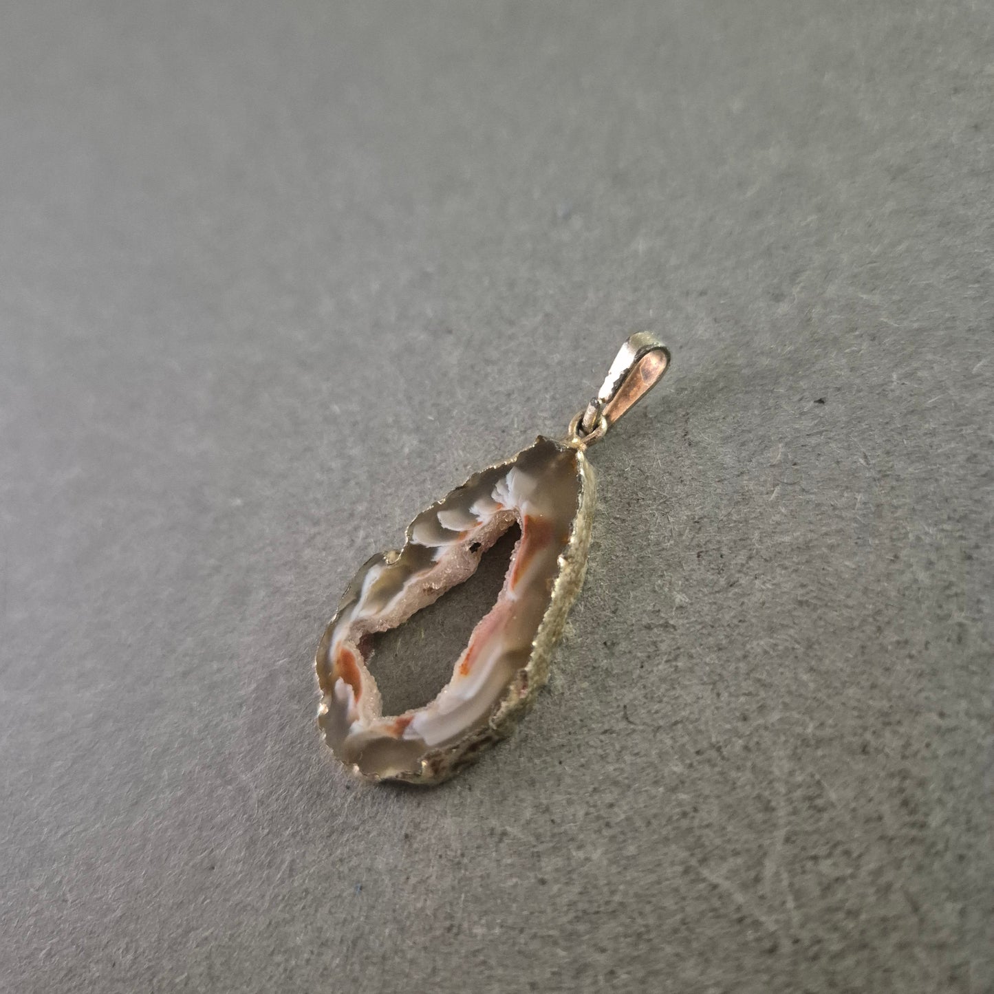 Anhänger mit Achatdruse – Tropfenform in Natursteinoptik