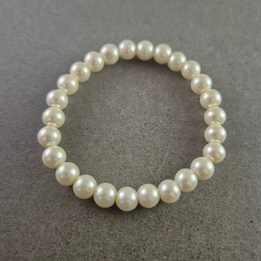 Elastisches Armband mit weißen Perlen – Klassische Eleganz