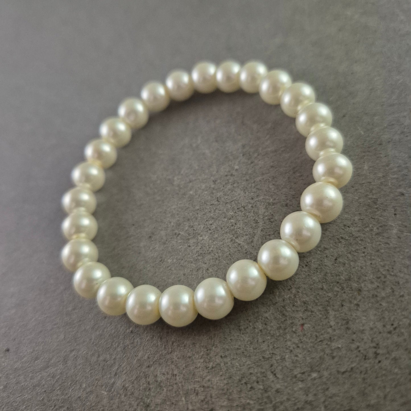 Elastisches Armband mit weißen Perlen – Klassische Eleganz