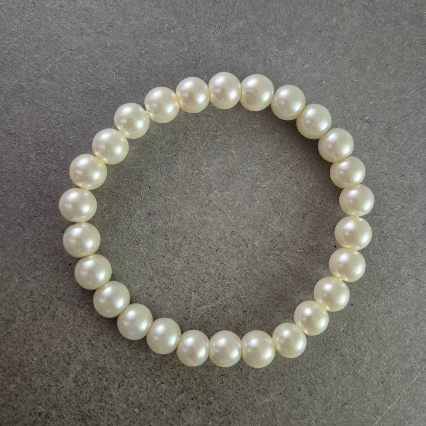 Elastisches Armband mit weißen Perlen – Klassische Eleganz