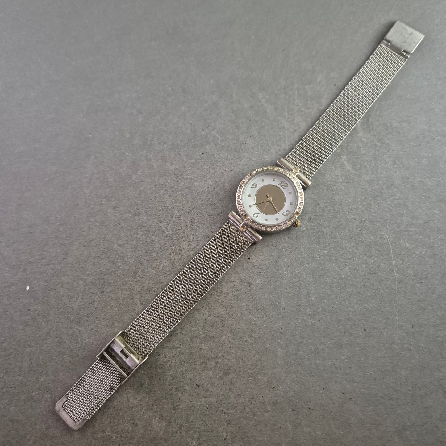 LBVYR Damen Uhr mit Mesharmband und Strassbesatz