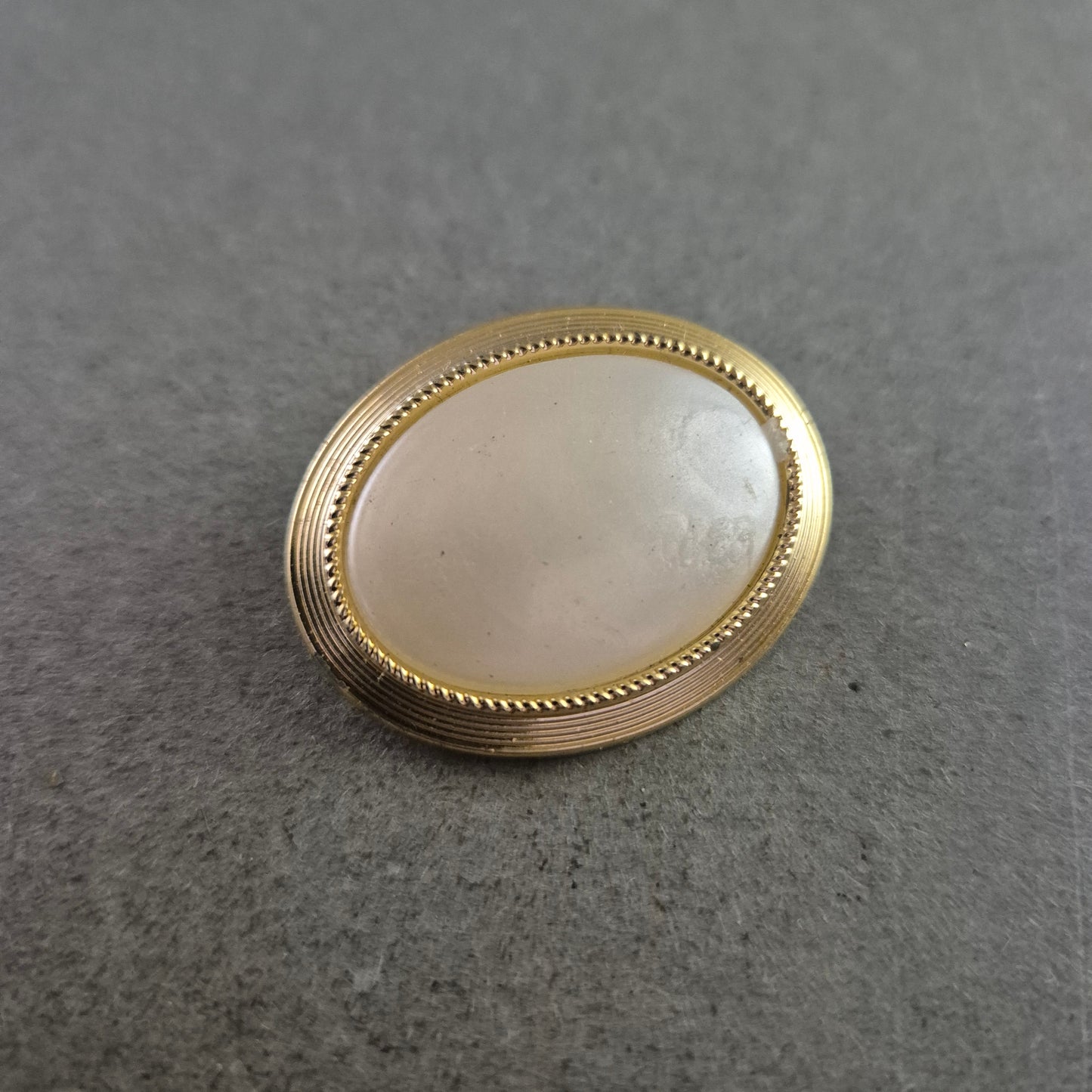 Elegante Vintage Brosche mit Perlmutt-Effekt und Goldrand