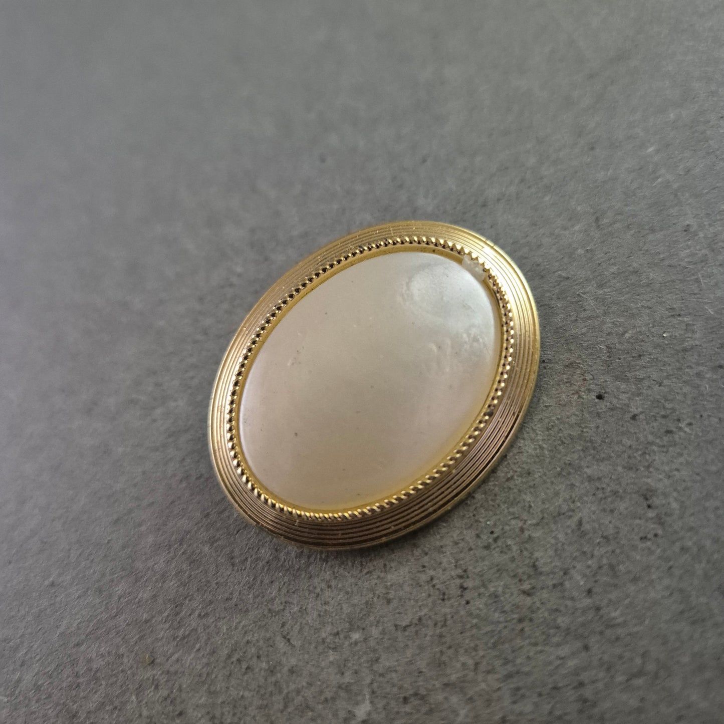 Elegante Vintage Brosche mit Perlmutt-Effekt und Goldrand