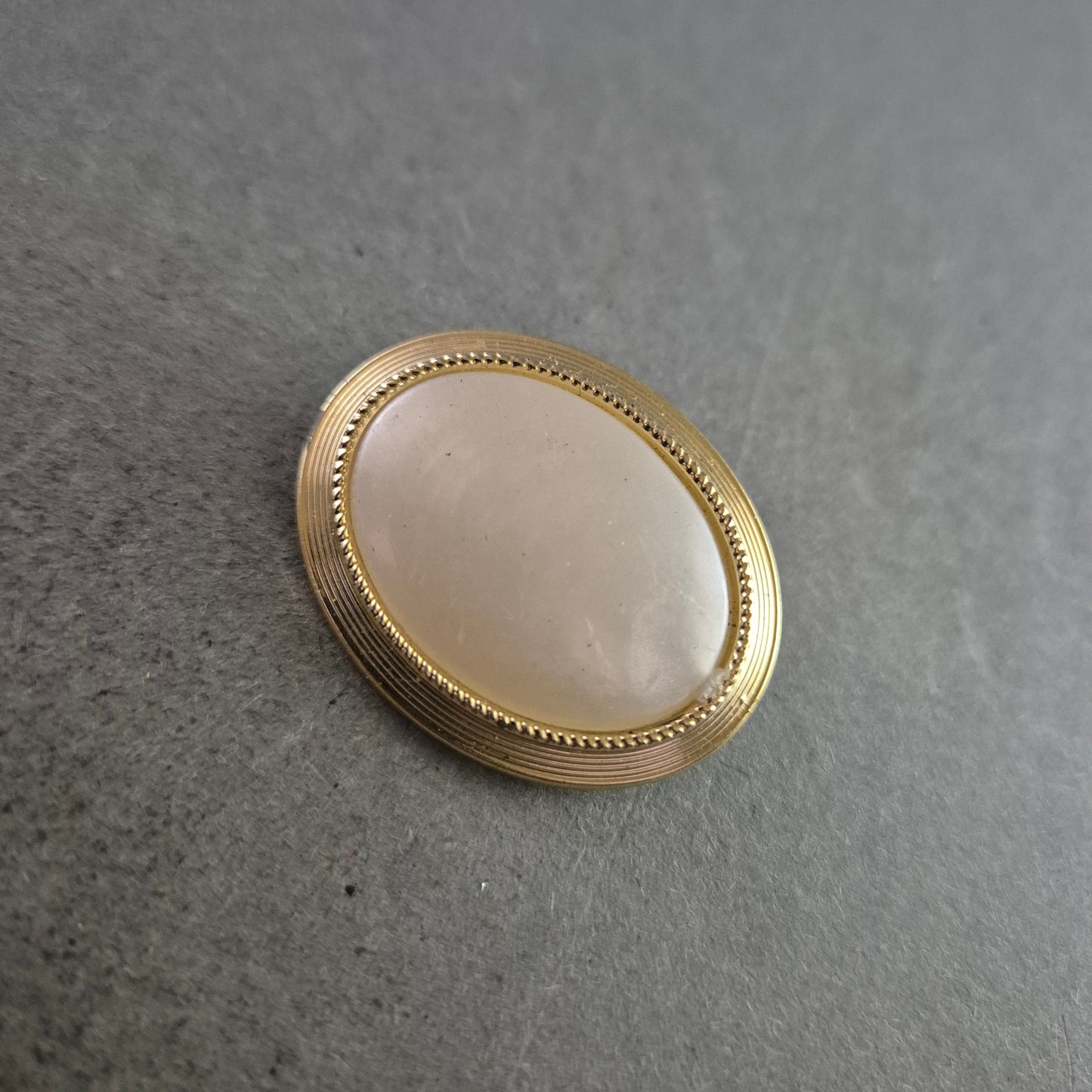 Elegante Vintage Brosche mit Perlmutt-Effekt und Goldrand