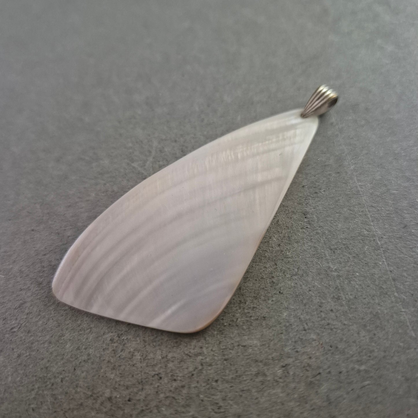 Moderner Perlmutt Anhänger in Asymmetrischer Form