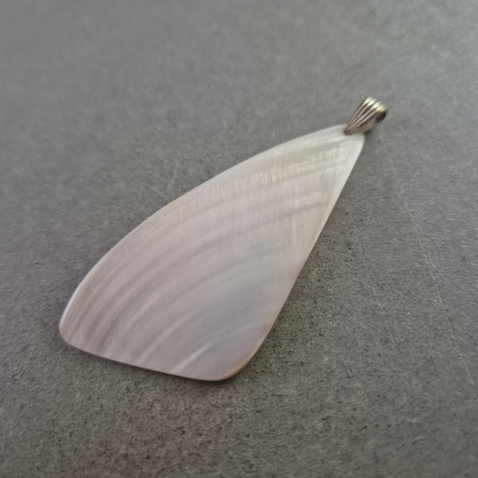 Moderner Perlmutt Anhänger in Asymmetrischer Form