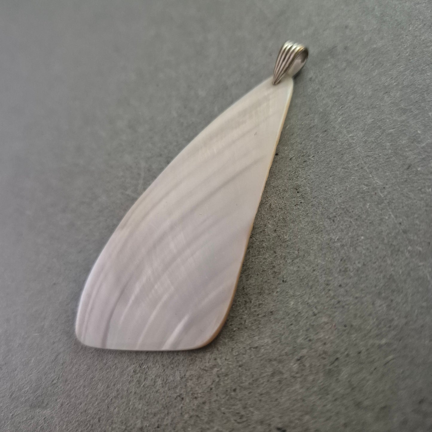 Moderner Perlmutt Anhänger in Asymmetrischer Form