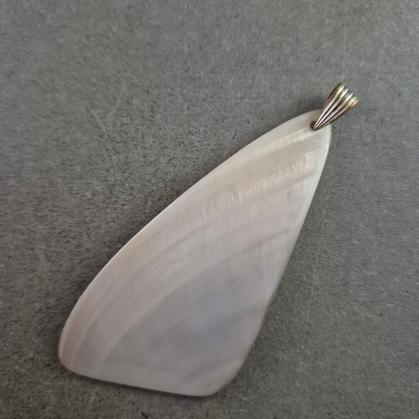 Moderner Perlmutt Anhänger in Asymmetrischer Form