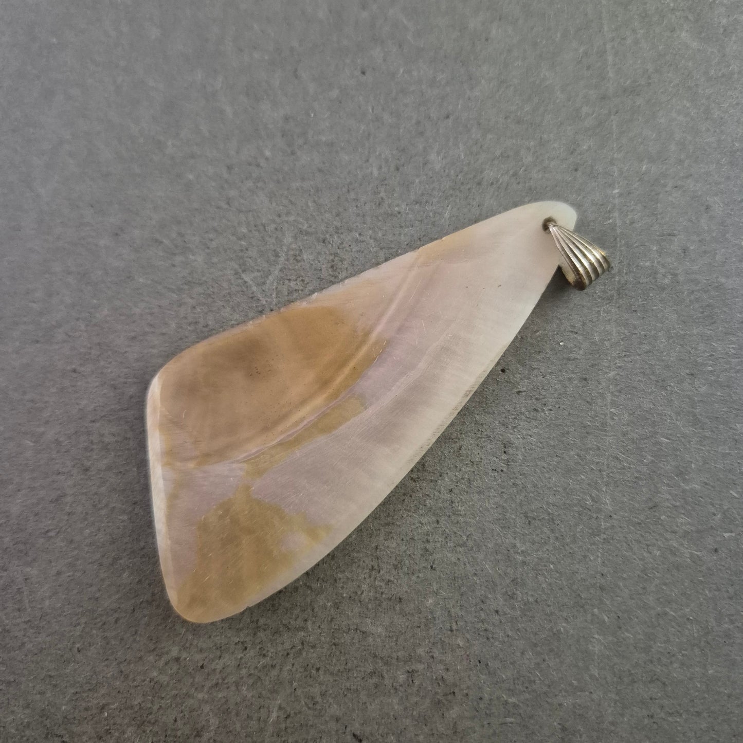 Moderner Perlmutt Anhänger in Asymmetrischer Form