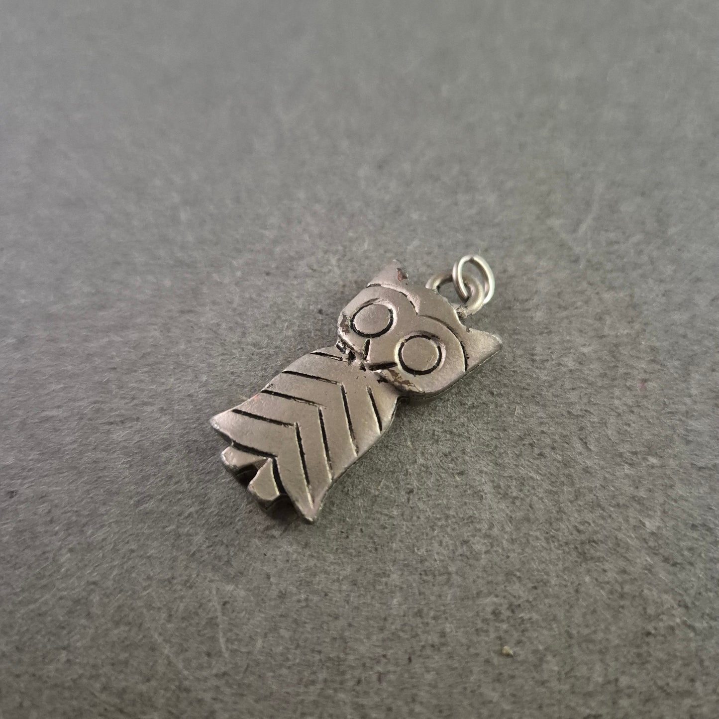 Vintage Eulen Anhänger aus Metall – Symbol der Weisheit