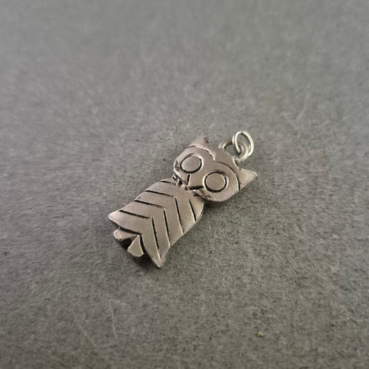 Vintage Eulen Anhänger aus Metall – Symbol der Weisheit