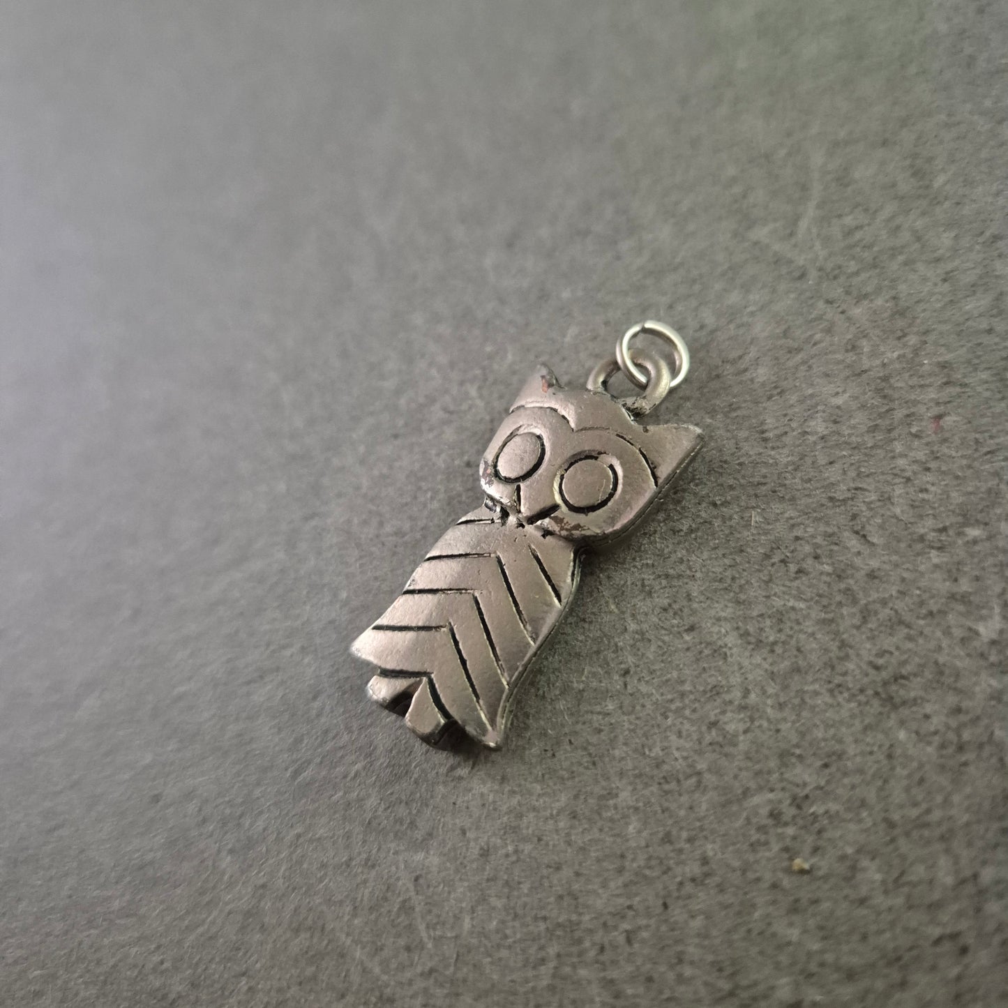 Vintage Eulen Anhänger aus Metall – Symbol der Weisheit