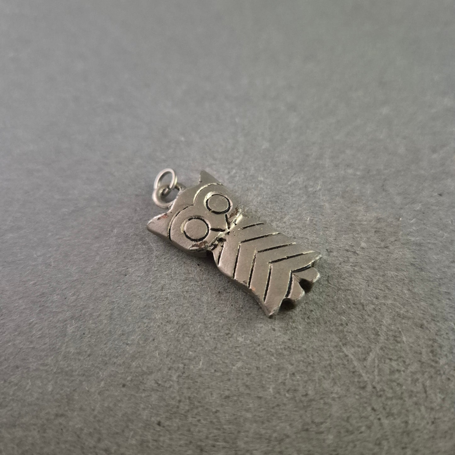 Vintage Eulen Anhänger aus Metall – Symbol der Weisheit