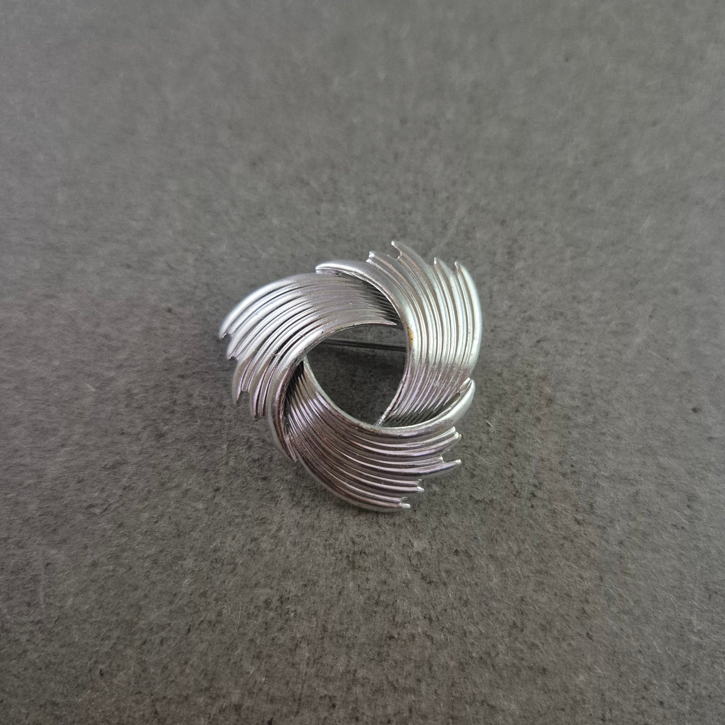 Vintage Brosche in Silberoptik – Wirbel Design