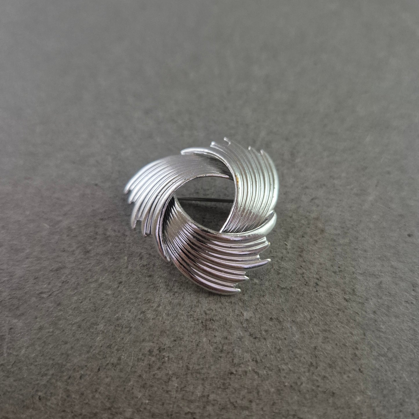 Vintage Brosche in Silberoptik – Wirbel Design