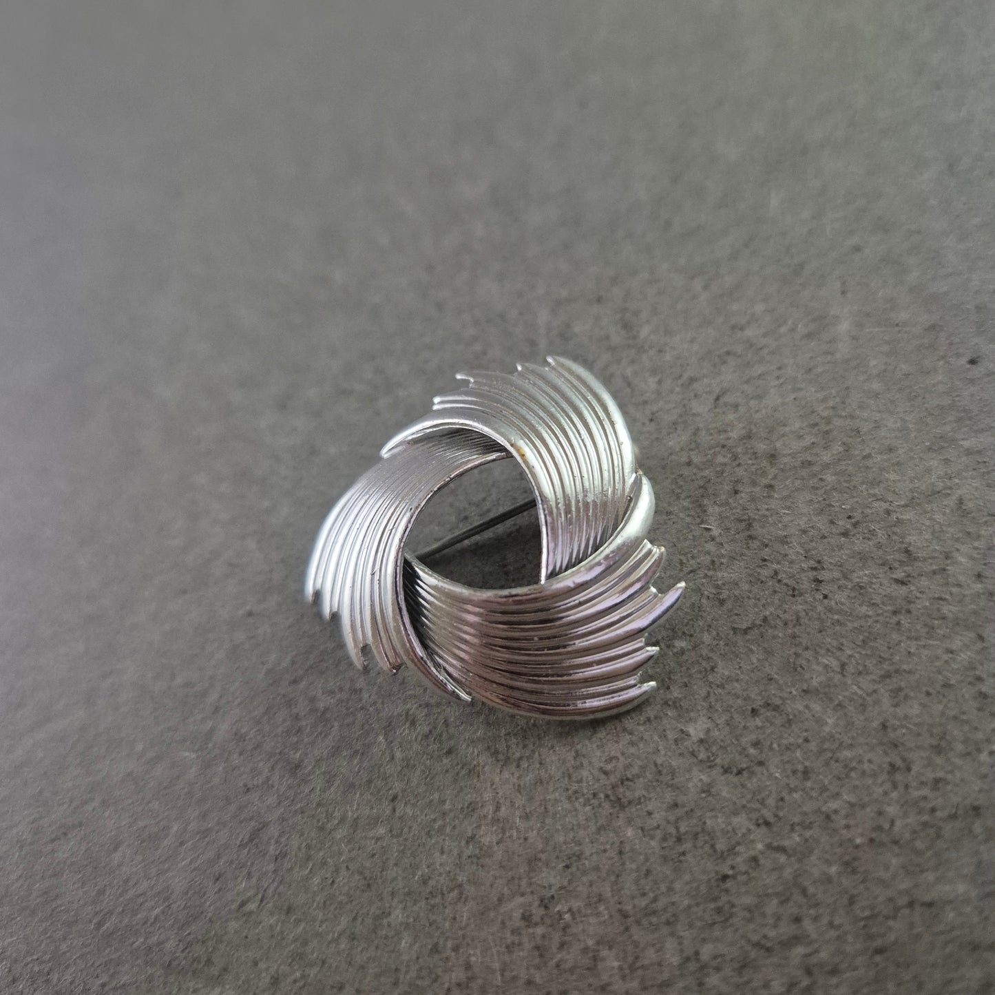 Vintage Brosche in Silberoptik – Wirbel Design