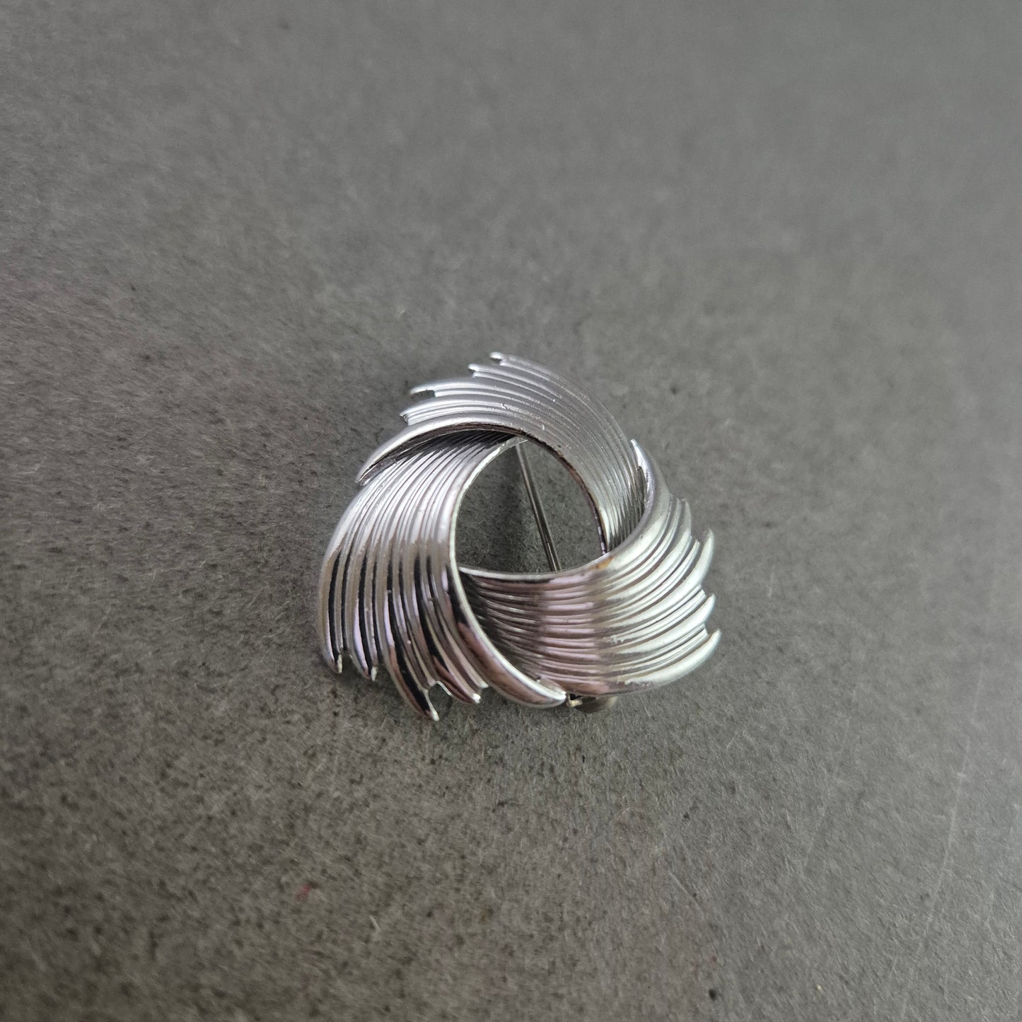 Vintage Brosche in Silberoptik – Wirbel Design