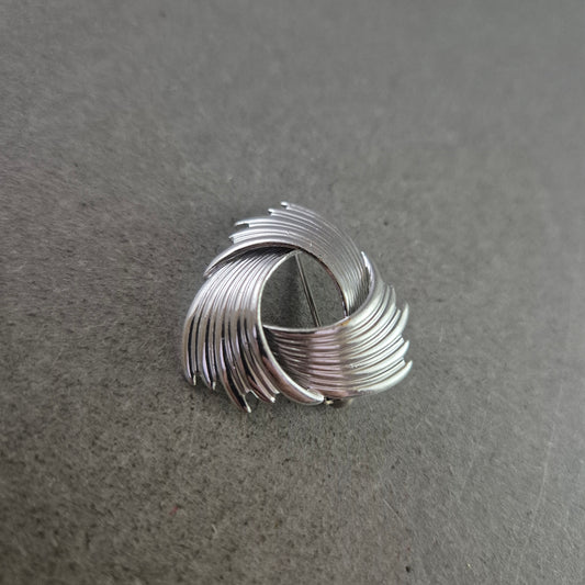 Vintage Brosche in Silberoptik – Wirbel Design