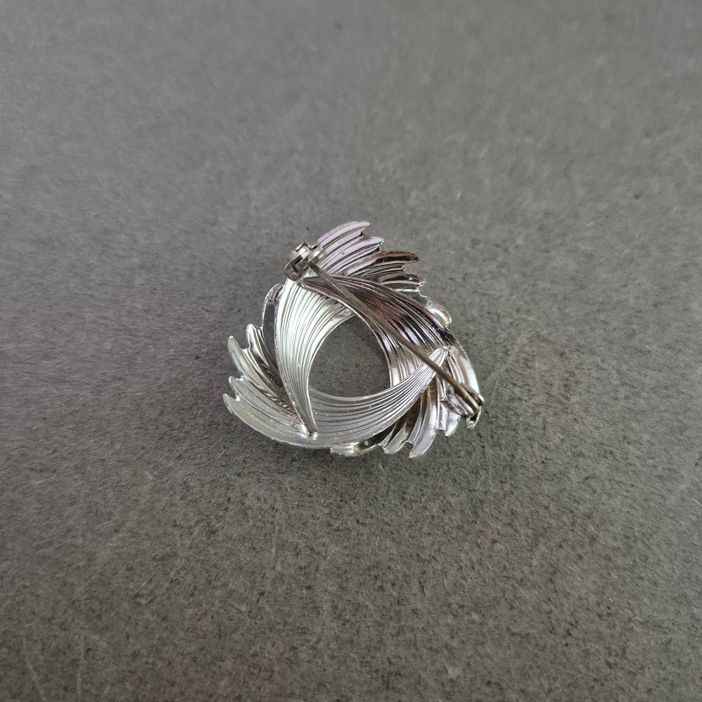 Vintage Brosche in Silberoptik – Wirbel Design