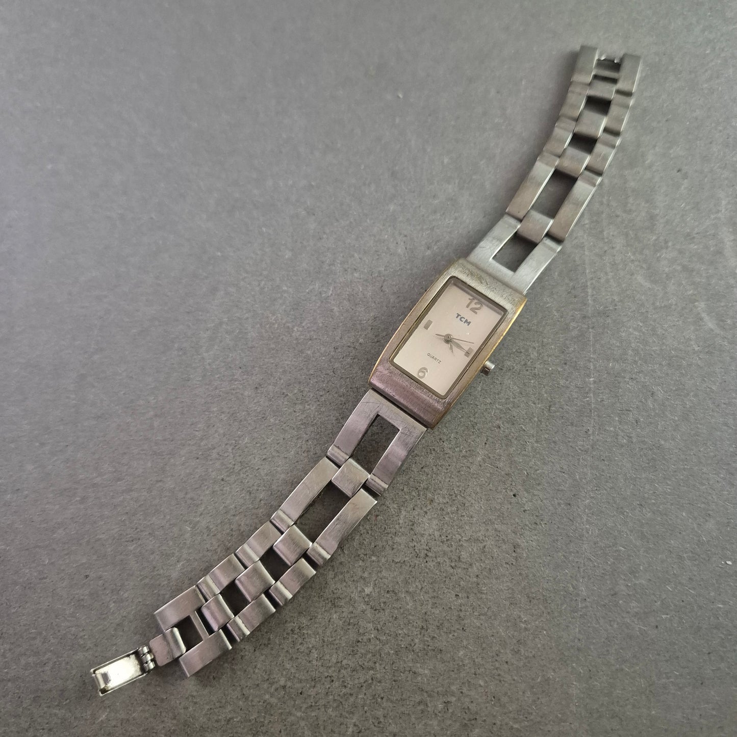 TCM Damen Uhr mit Rechteckigem Gehäuse und Edelstahlarmband