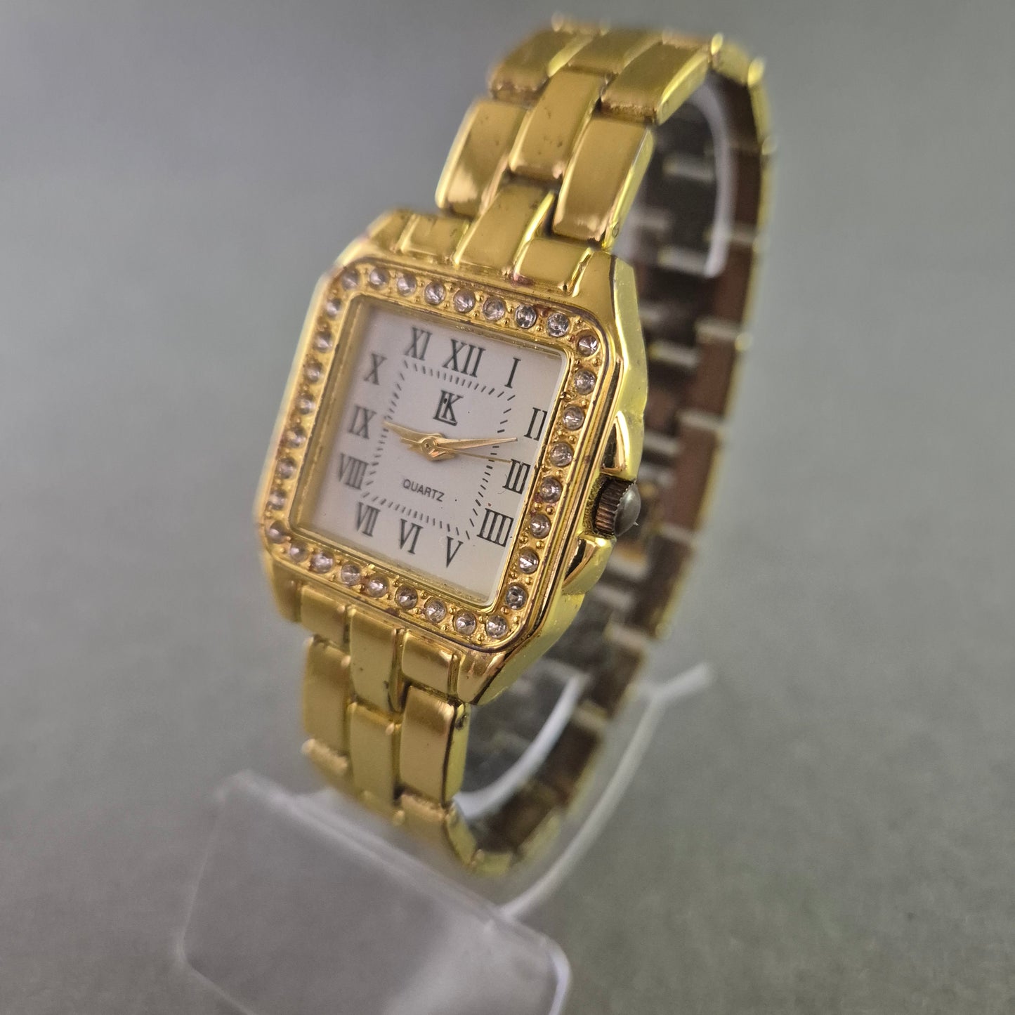 Elegante Damen Uhr in Goldoptik mit Strassbesatz