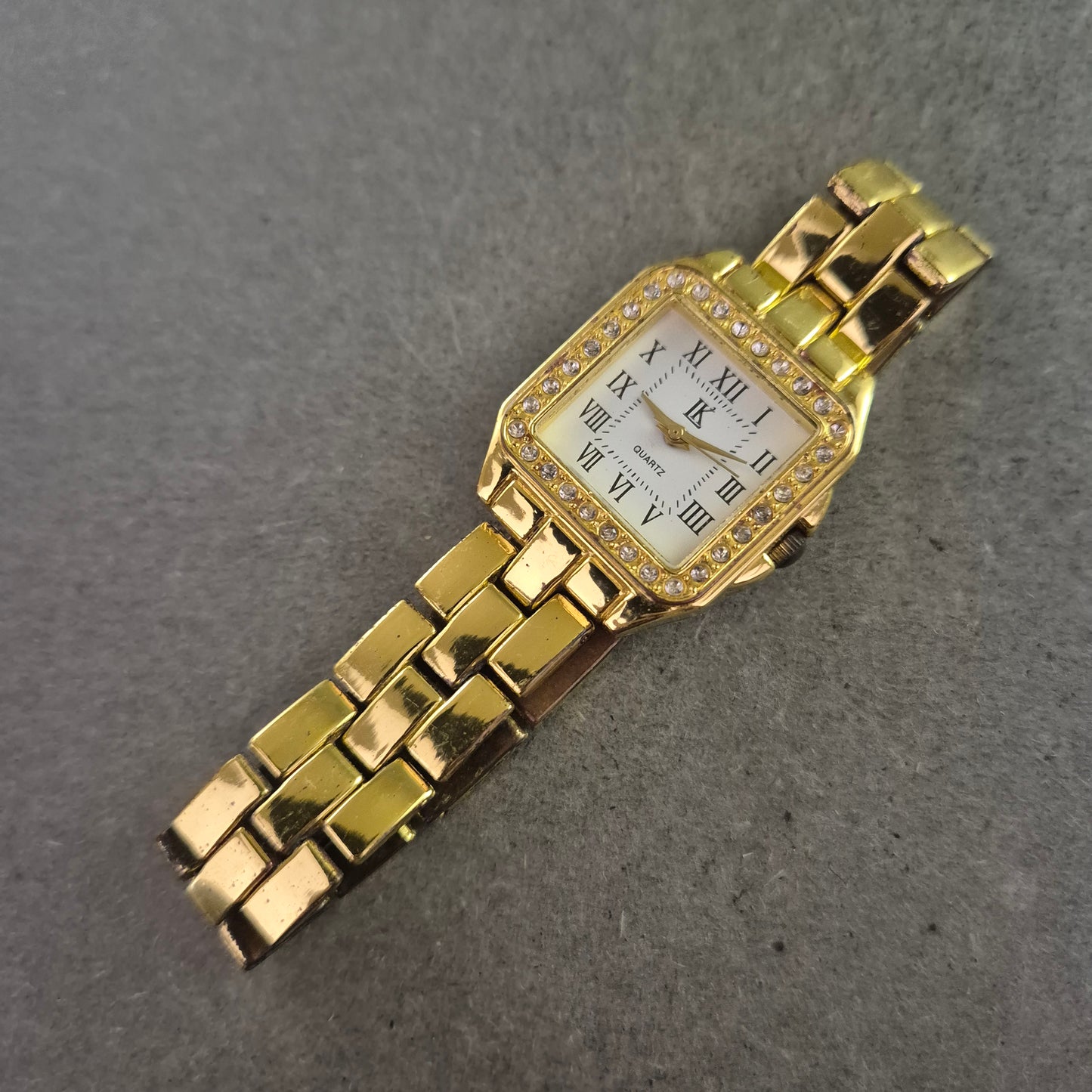 Elegante Damen Uhr in Goldoptik mit Strassbesatz